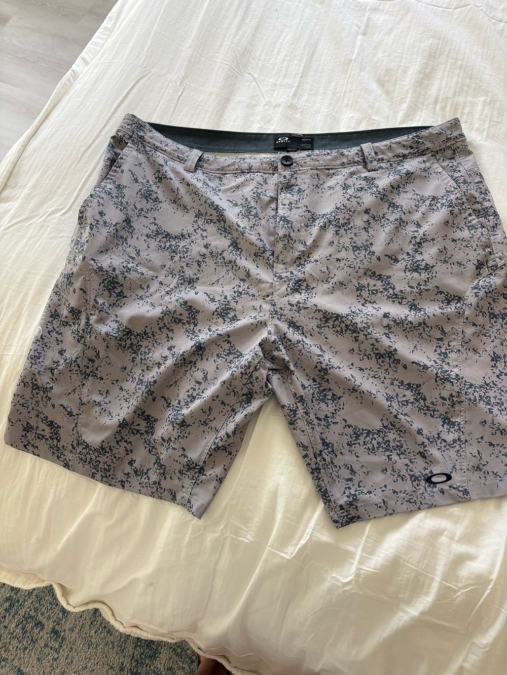 Oakley Gray Digital Camo Golf Shorts size 38